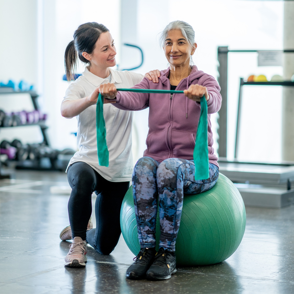 Physiotherapie: Übung mit Theraband